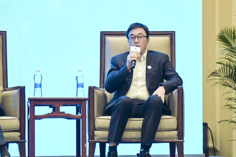 鄧中翰院士應(yīng)邀出席數(shù)字中國(guó)建設(shè)峰會(huì)